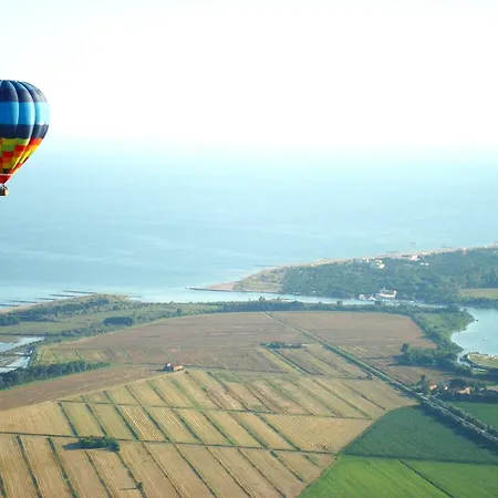 Seaside Getaway With Terrace In Апартаменты