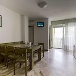 Seaside Getaway With Terrace In Apartmán *