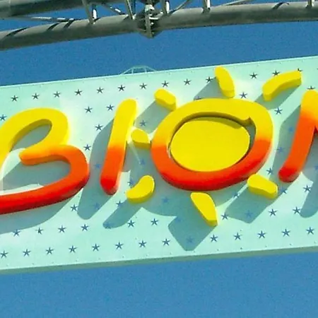 아파트 Seaside Getaway With Terrace In *