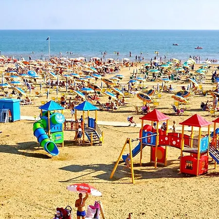 Seaside Getaway With Terrace In Διαμέρισμα Μπιμπιόνε