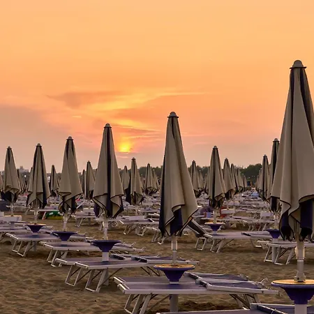 Seaside Getaway With Terrace In Διαμέρισμα Μπιμπιόνε