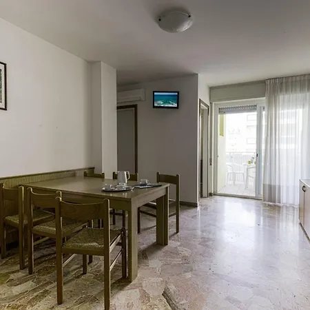 Seaside Getaway With Terrace In Διαμέρισμα *